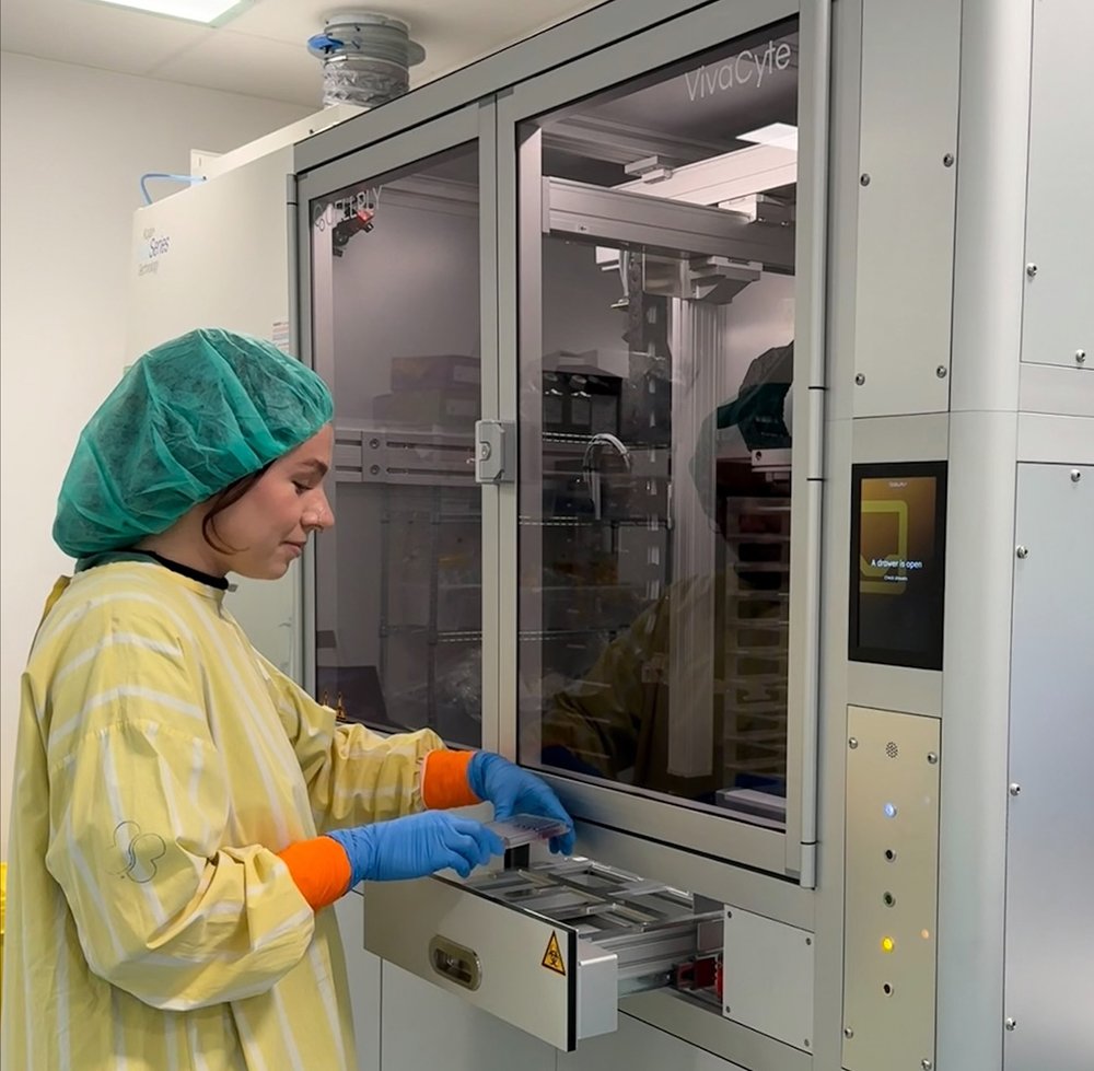 Researcher at Karolinska Institutet operating the VivaCyte instrument